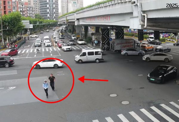 明珠国际 七旬老人突感心脏不适昏迷，危急关头，辅警跪地上演“生死急救”