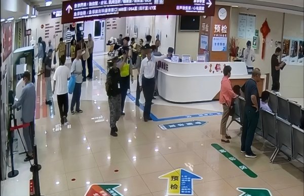 启天配资 紧急！手机屏幕被控制，屏幕上闪烁着验证码短信……